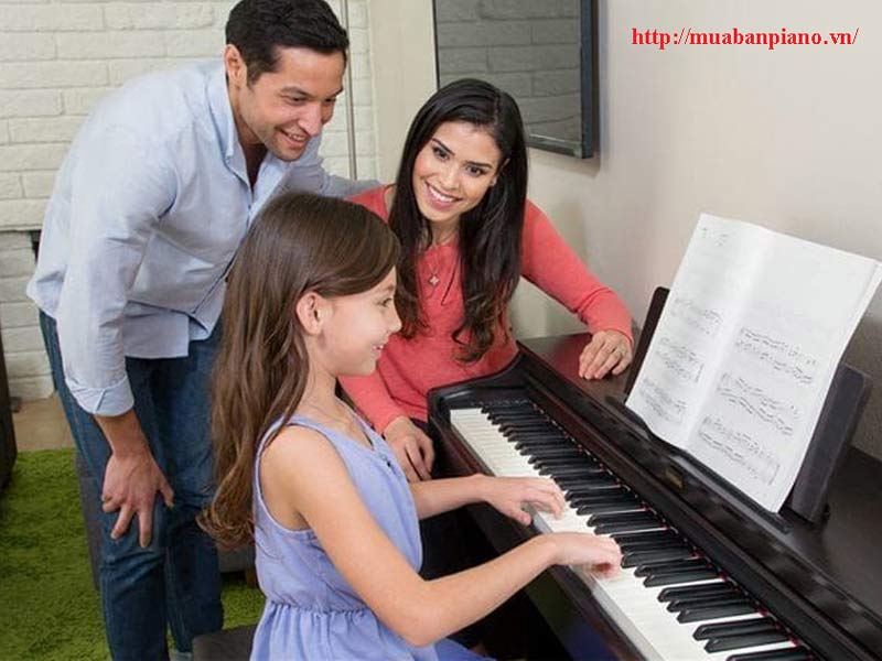 Bố mẹ cùng bé học đàn piano
